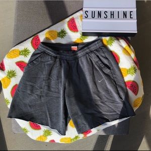 NIKE GREY SWEATSHORTS